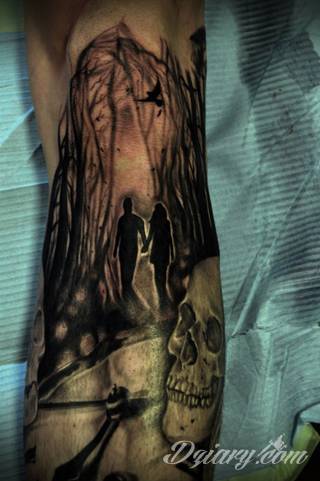 Niesamowite w swojej formie tatuaże-rękawy zajmują cała powierzchnię ramiona i przedramiona. Tworzą jednolitą zdobiącą ciało całość. Taki graficzny rękaw na skórze to tatuaż szczególnie ciekawy w przypadku aktywnych, silnych mężczyzn. 