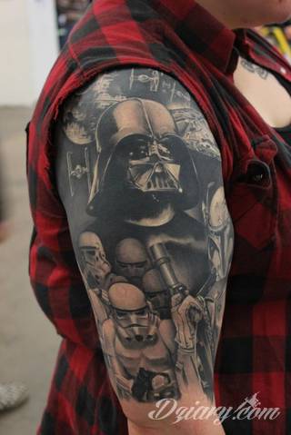 Niesamowite w swojej formie tatuaże-rękawy zajmują cała powierzchnię ramiona i przedramiona. Tworzą jednolitą zdobiącą ciało całość. Taki graficzny rękaw na skórze to tatuaż szczególnie ciekawy w przypadku aktywnych, silnych mężczyzn. 