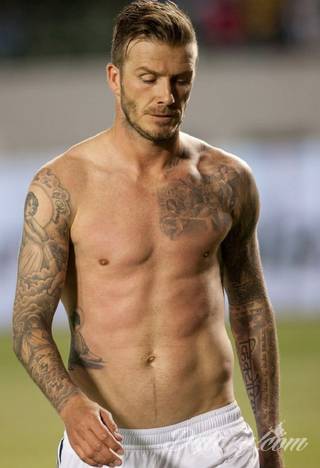 Niesamowite w swojej formie tatuaże-rękawy zajmują cała powierzchnię ramiona i przedramiona. Tworzą jednolitą zdobiącą ciało całość. Taki graficzny rękaw na skórze to tatuaż szczególnie ciekawy w przypadku aktywnych, silnych mężczyzn. 