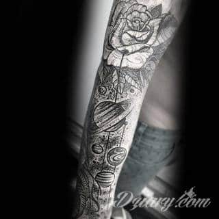 Niesamowite w swojej formie tatuaże-rękawy zajmują cała powierzchnię ramiona i przedramiona. Tworzą jednolitą zdobiącą ciało całość. Taki graficzny rękaw na skórze to tatuaż szczególnie ciekawy w przypadku aktywnych, silnych mężczyzn. 