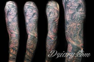 Niesamowite w swojej formie tatuaże-rękawy zajmują cała powierzchnię ramiona i przedramiona. Tworzą jednolitą zdobiącą ciało całość. Taki graficzny rękaw na skórze to tatuaż szczególnie ciekawy w przypadku aktywnych, silnych mężczyzn. 