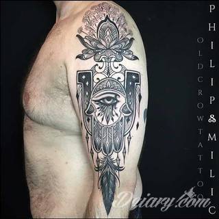 Niesamowite w swojej formie tatuaże-rękawy zajmują cała powierzchnię ramiona i przedramiona. Tworzą jednolitą zdobiącą ciało całość. Taki graficzny rękaw na skórze to tatuaż szczególnie ciekawy w przypadku aktywnych, silnych mężczyzn. 