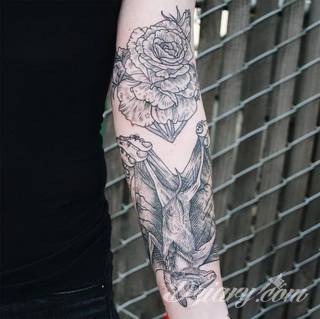 Niesamowite w swojej formie tatuaże-rękawy zajmują cała powierzchnię ramiona i przedramiona. Tworzą jednolitą zdobiącą ciało całość. Taki graficzny rękaw na skórze to tatuaż szczególnie ciekawy w przypadku aktywnych, silnych mężczyzn. 