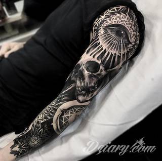 Niesamowite w swojej formie tatuaże-rękawy zajmują cała powierzchnię ramiona i przedramiona. Tworzą jednolitą zdobiącą ciało całość. Taki graficzny rękaw na skórze to tatuaż szczególnie ciekawy w przypadku aktywnych, silnych mężczyzn. 