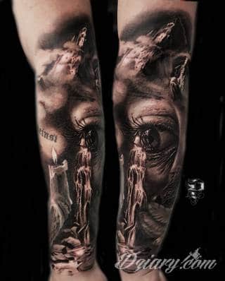 Niesamowite w swojej formie tatuaże-rękawy zajmują cała powierzchnię ramiona i przedramiona. Tworzą jednolitą zdobiącą ciało całość. Taki graficzny rękaw na skórze to tatuaż szczególnie ciekawy w przypadku aktywnych, silnych mężczyzn. 