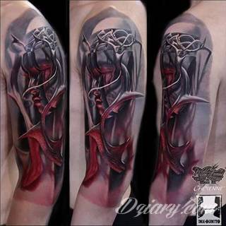 Niesamowite w swojej formie tatuaże-rękawy zajmują cała powierzchnię ramiona i przedramiona. Tworzą jednolitą zdobiącą ciało całość. Taki graficzny rękaw na skórze to tatuaż szczególnie ciekawy w przypadku aktywnych, silnych mężczyzn. 