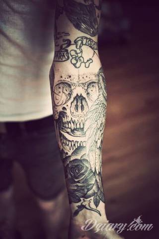 Niesamowite w swojej formie tatuaże-rękawy zajmują cała powierzchnię ramiona i przedramiona. Tworzą jednolitą zdobiącą ciało całość. Taki graficzny rękaw na skórze to tatuaż szczególnie ciekawy w przypadku aktywnych, silnych mężczyzn. 