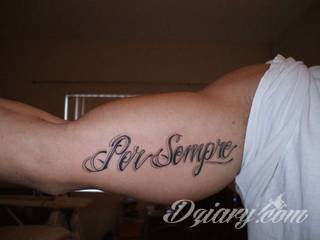 Niesamowite w swojej formie tatuaże-rękawy zajmują cała powierzchnię ramiona i przedramiona. Tworzą jednolitą zdobiącą ciało całość. Taki graficzny rękaw na skórze to tatuaż szczególnie ciekawy w przypadku aktywnych, silnych mężczyzn. 