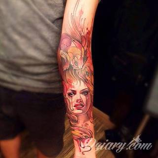 Niesamowite w swojej formie tatuaże-rękawy zajmują cała powierzchnię ramiona i przedramiona. Tworzą jednolitą zdobiącą ciało całość. Taki graficzny rękaw na skórze to tatuaż szczególnie ciekawy w przypadku aktywnych, silnych mężczyzn. 