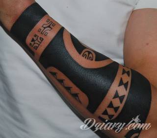 Niesamowite w swojej formie tatuaże-rękawy zajmują cała powierzchnię ramiona i przedramiona. Tworzą jednolitą zdobiącą ciało całość. Taki graficzny rękaw na skórze to tatuaż szczególnie ciekawy w przypadku aktywnych, silnych mężczyzn. 