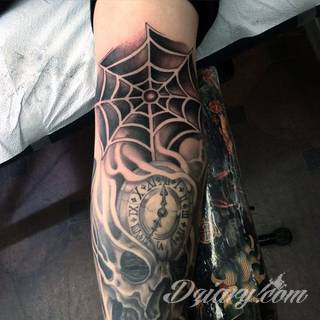 Niesamowite w swojej formie tatuaże-rękawy zajmują cała powierzchnię ramiona i przedramiona. Tworzą jednolitą zdobiącą ciało całość. Taki graficzny rękaw na skórze to tatuaż szczególnie ciekawy w przypadku aktywnych, silnych mężczyzn. 