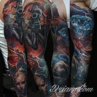 Niesamowite w swojej formie tatuaże-rękawy zajmują cała powierzchnię ramiona i przedramiona. Tworzą jednolitą zdobiącą ciało całość. Taki graficzny rękaw na skórze to tatuaż szczególnie ciekawy w przypadku aktywnych, silnych mężczyzn. 