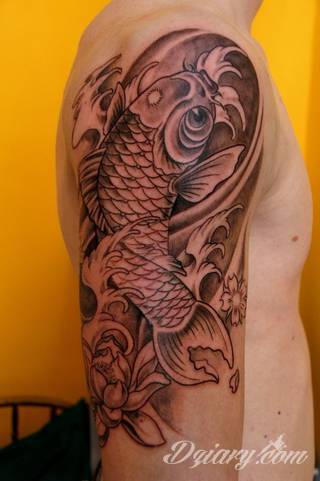 Niesamowite w swojej formie tatuaże-rękawy zajmują cała powierzchnię ramiona i przedramiona. Tworzą jednolitą zdobiącą ciało całość. Taki graficzny rękaw na skórze to tatuaż szczególnie ciekawy w przypadku aktywnych, silnych mężczyzn. 
