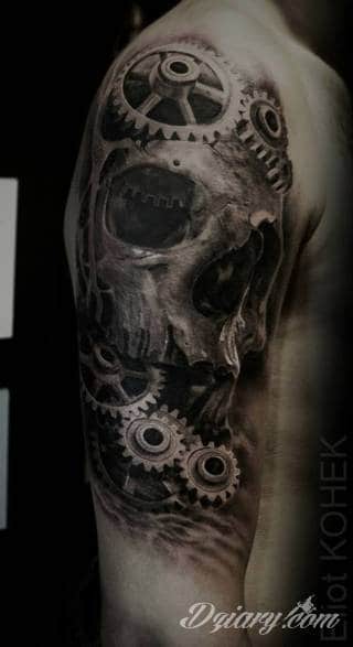 Niesamowite w swojej formie tatuaże-rękawy zajmują cała powierzchnię ramiona i przedramiona. Tworzą jednolitą zdobiącą ciało całość. Taki graficzny rękaw na skórze to tatuaż szczególnie ciekawy w przypadku aktywnych, silnych mężczyzn. 