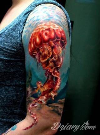 Niesamowite w swojej formie tatuaże-rękawy zajmują cała powierzchnię ramiona i przedramiona. Tworzą jednolitą zdobiącą ciało całość. Taki graficzny rękaw na skórze to tatuaż szczególnie ciekawy w przypadku aktywnych, silnych mężczyzn. 