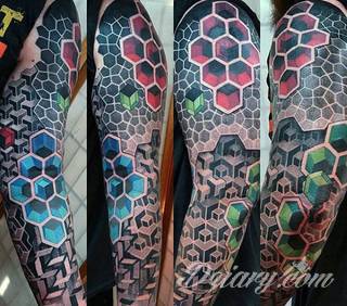 Niesamowite w swojej formie tatuaże-rękawy zajmują cała powierzchnię ramiona i przedramiona. Tworzą jednolitą zdobiącą ciało całość. Taki graficzny rękaw na skórze to tatuaż szczególnie ciekawy w przypadku aktywnych, silnych mężczyzn. 