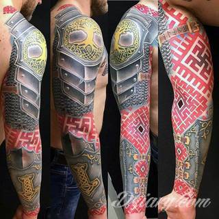 Niesamowite w swojej formie tatuaże-rękawy zajmują cała powierzchnię ramiona i przedramiona. Tworzą jednolitą zdobiącą ciało całość. Taki graficzny rękaw na skórze to tatuaż szczególnie ciekawy w przypadku aktywnych, silnych mężczyzn. 