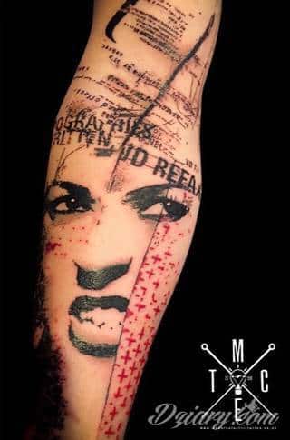 Niesamowite w swojej formie tatuaże-rękawy zajmują cała powierzchnię ramiona i przedramiona. Tworzą jednolitą zdobiącą ciało całość. Taki graficzny rękaw na skórze to tatuaż szczególnie ciekawy w przypadku aktywnych, silnych mężczyzn. 