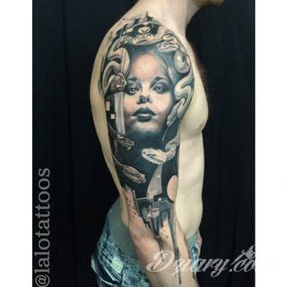 Niesamowite w swojej formie tatuaże-rękawy zajmują cała powierzchnię ramiona i przedramiona. Tworzą jednolitą zdobiącą ciało całość. Taki graficzny rękaw na skórze to tatuaż szczególnie ciekawy w przypadku aktywnych, silnych mężczyzn. 