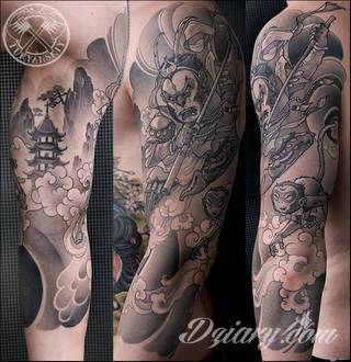 Niesamowite w swojej formie tatuaże-rękawy zajmują cała powierzchnię ramiona i przedramiona. Tworzą jednolitą zdobiącą ciało całość. Taki graficzny rękaw na skórze to tatuaż szczególnie ciekawy w przypadku aktywnych, silnych mężczyzn. 