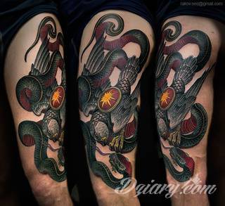 Niesamowite w swojej formie tatuaże-rękawy zajmują cała powierzchnię ramiona i przedramiona. Tworzą jednolitą zdobiącą ciało całość. Taki graficzny rękaw na skórze to tatuaż szczególnie ciekawy w przypadku aktywnych, silnych mężczyzn. 