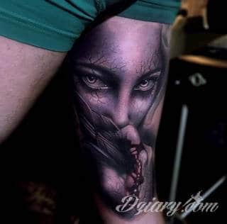 Niesamowite w swojej formie tatuaże-rękawy zajmują cała powierzchnię ramiona i przedramiona. Tworzą jednolitą zdobiącą ciało całość. Taki graficzny rękaw na skórze to tatuaż szczególnie ciekawy w przypadku aktywnych, silnych mężczyzn. 