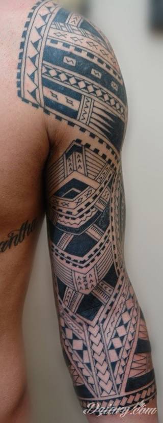 Niesamowite w swojej formie tatuaże-rękawy zajmują cała powierzchnię ramiona i przedramiona. Tworzą jednolitą zdobiącą ciało całość. Taki graficzny rękaw na skórze to tatuaż szczególnie ciekawy w przypadku aktywnych, silnych mężczyzn. 