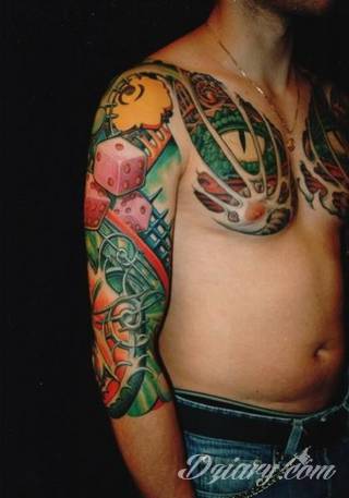 Niesamowite w swojej formie tatuaże-rękawy zajmują cała powierzchnię ramiona i przedramiona. Tworzą jednolitą zdobiącą ciało całość. Taki graficzny rękaw na skórze to tatuaż szczególnie ciekawy w przypadku aktywnych, silnych mężczyzn. 