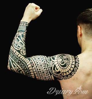 Niesamowite w swojej formie tatuaże-rękawy zajmują cała powierzchnię ramiona i przedramiona. Tworzą jednolitą zdobiącą ciało całość. Taki graficzny rękaw na skórze to tatuaż szczególnie ciekawy w przypadku aktywnych, silnych mężczyzn. 
