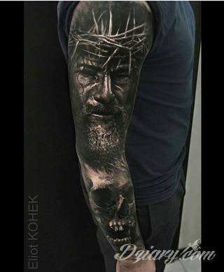 Niesamowite w swojej formie tatuaże-rękawy zajmują cała powierzchnię ramiona i przedramiona. Tworzą jednolitą zdobiącą ciało całość. Taki graficzny rękaw na skórze to tatuaż szczególnie ciekawy w przypadku aktywnych, silnych mężczyzn. 