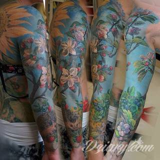 Niesamowite w swojej formie tatuaże-rękawy zajmują cała powierzchnię ramiona i przedramiona. Tworzą jednolitą zdobiącą ciało całość. Taki graficzny rękaw na skórze to tatuaż szczególnie ciekawy w przypadku aktywnych, silnych mężczyzn. 