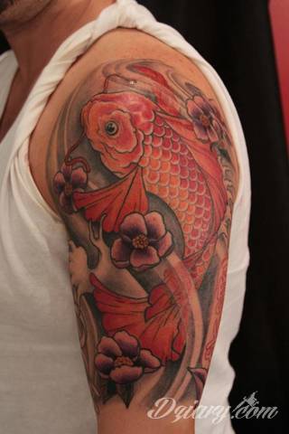 Niesamowite w swojej formie tatuaże-rękawy zajmują cała powierzchnię ramiona i przedramiona. Tworzą jednolitą zdobiącą ciało całość. Taki graficzny rękaw na skórze to tatuaż szczególnie ciekawy w przypadku aktywnych, silnych mężczyzn. 