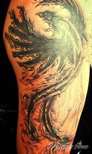 Niesamowite w swojej formie tatuaże-rękawy zajmują cała powierzchnię ramiona i przedramiona. Tworzą jednolitą zdobiącą ciało całość. Taki graficzny rękaw na skórze to tatuaż szczególnie ciekawy w przypadku aktywnych, silnych mężczyzn. 