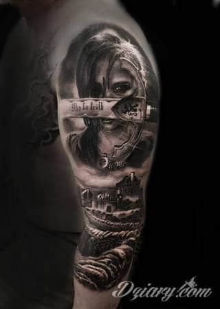 Niesamowite w swojej formie tatuaże-rękawy zajmują cała powierzchnię ramiona i przedramiona. Tworzą jednolitą zdobiącą ciało całość. Taki graficzny rękaw na skórze to tatuaż szczególnie ciekawy w przypadku aktywnych, silnych mężczyzn. 