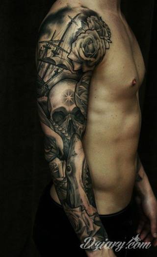 Niesamowite w swojej formie tatuaże-rękawy zajmują cała powierzchnię ramiona i przedramiona. Tworzą jednolitą zdobiącą ciało całość. Taki graficzny rękaw na skórze to tatuaż szczególnie ciekawy w przypadku aktywnych, silnych mężczyzn. 