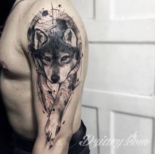 Niesamowite w swojej formie tatuaże-rękawy zajmują cała powierzchnię ramiona i przedramiona. Tworzą jednolitą zdobiącą ciało całość. Taki graficzny rękaw na skórze to tatuaż szczególnie ciekawy w przypadku aktywnych, silnych mężczyzn. 