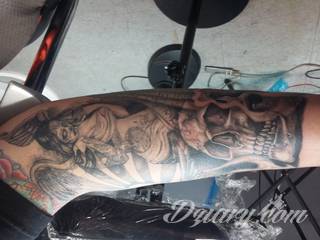 Niesamowite w swojej formie tatuaże-rękawy zajmują cała powierzchnię ramiona i przedramiona. Tworzą jednolitą zdobiącą ciało całość. Taki graficzny rękaw na skórze to tatuaż szczególnie ciekawy w przypadku aktywnych, silnych mężczyzn. 