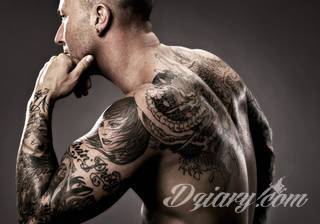 Niesamowite w swojej formie tatuaże-rękawy zajmują cała powierzchnię ramiona i przedramiona. Tworzą jednolitą zdobiącą ciało całość. Taki graficzny rękaw na skórze to tatuaż szczególnie ciekawy w przypadku aktywnych, silnych mężczyzn. 