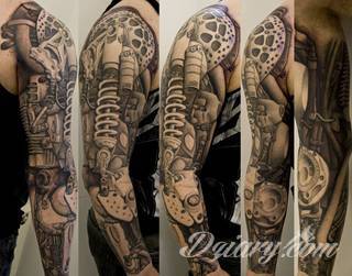 Niesamowite w swojej formie tatuaże-rękawy zajmują cała powierzchnię ramiona i przedramiona. Tworzą jednolitą zdobiącą ciało całość. Taki graficzny rękaw na skórze to tatuaż szczególnie ciekawy w przypadku aktywnych, silnych mężczyzn. 