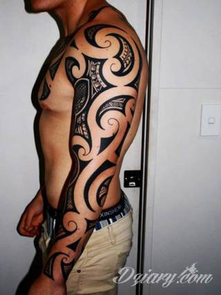 Niesamowite w swojej formie tatuaże-rękawy zajmują cała powierzchnię ramiona i przedramiona. Tworzą jednolitą zdobiącą ciało całość. Taki graficzny rękaw na skórze to tatuaż szczególnie ciekawy w przypadku aktywnych, silnych mężczyzn. 