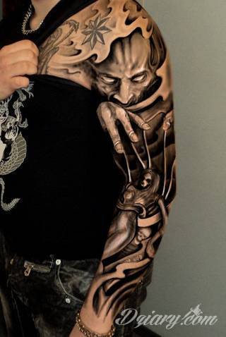 Niesamowite w swojej formie tatuaże-rękawy zajmują cała powierzchnię ramiona i przedramiona. Tworzą jednolitą zdobiącą ciało całość. Taki graficzny rękaw na skórze to tatuaż szczególnie ciekawy w przypadku aktywnych, silnych mężczyzn. 