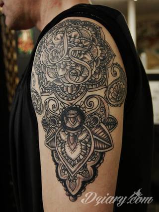 Niesamowite w swojej formie tatuaże-rękawy zajmują cała powierzchnię ramiona i przedramiona. Tworzą jednolitą zdobiącą ciało całość. Taki graficzny rękaw na skórze to tatuaż szczególnie ciekawy w przypadku aktywnych, silnych mężczyzn. 