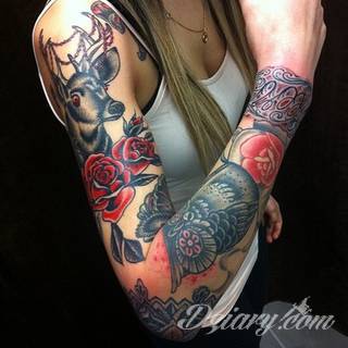 Niesamowite w swojej formie tatuaże-rękawy zajmują cała powierzchnię ramiona i przedramiona. Tworzą jednolitą zdobiącą ciało całość. Taki graficzny rękaw na skórze to tatuaż szczególnie ciekawy w przypadku aktywnych, silnych mężczyzn. 