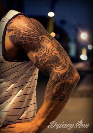 Niesamowite w swojej formie tatuaże-rękawy zajmują cała powierzchnię ramiona i przedramiona. Tworzą jednolitą zdobiącą ciało całość. Taki graficzny rękaw na skórze to tatuaż szczególnie ciekawy w przypadku aktywnych, silnych mężczyzn. 