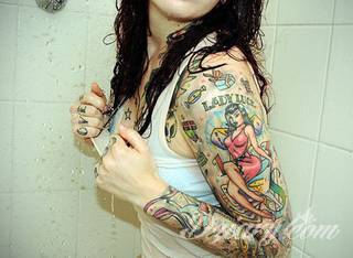 Niesamowite w swojej formie tatuaże-rękawy zajmują cała powierzchnię ramiona i przedramiona. Tworzą jednolitą zdobiącą ciało całość. Taki graficzny rękaw na skórze to tatuaż szczególnie ciekawy w przypadku aktywnych, silnych mężczyzn. 