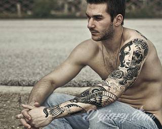 Niesamowite w swojej formie tatuaże-rękawy zajmują cała powierzchnię ramiona i przedramiona. Tworzą jednolitą zdobiącą ciało całość. Taki graficzny rękaw na skórze to tatuaż szczególnie ciekawy w przypadku aktywnych, silnych mężczyzn. 