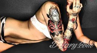 Niesamowite w swojej formie tatuaże-rękawy zajmują cała powierzchnię ramiona i przedramiona. Tworzą jednolitą zdobiącą ciało całość. Taki graficzny rękaw na skórze to tatuaż szczególnie ciekawy w przypadku aktywnych, silnych mężczyzn. 