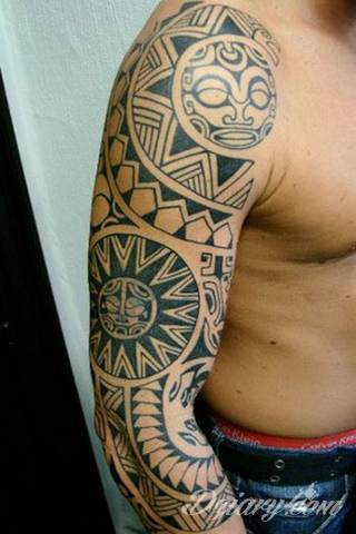 Niesamowite w swojej formie tatuaże-rękawy zajmują cała powierzchnię ramiona i przedramiona. Tworzą jednolitą zdobiącą ciało całość. Taki graficzny rękaw na skórze to tatuaż szczególnie ciekawy w przypadku aktywnych, silnych mężczyzn. 