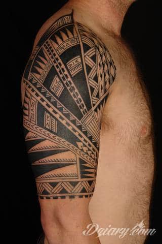 Niesamowite w swojej formie tatuaże-rękawy zajmują cała powierzchnię ramiona i przedramiona. Tworzą jednolitą zdobiącą ciało całość. Taki graficzny rękaw na skórze to tatuaż szczególnie ciekawy w przypadku aktywnych, silnych mężczyzn. 