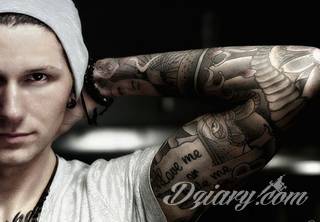 Niesamowite w swojej formie tatuaże-rękawy zajmują cała powierzchnię ramiona i przedramiona. Tworzą jednolitą zdobiącą ciało całość. Taki graficzny rękaw na skórze to tatuaż szczególnie ciekawy w przypadku aktywnych, silnych mężczyzn. 